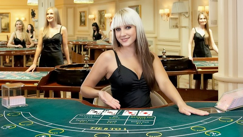 Người chia bài trực tuyến dealer